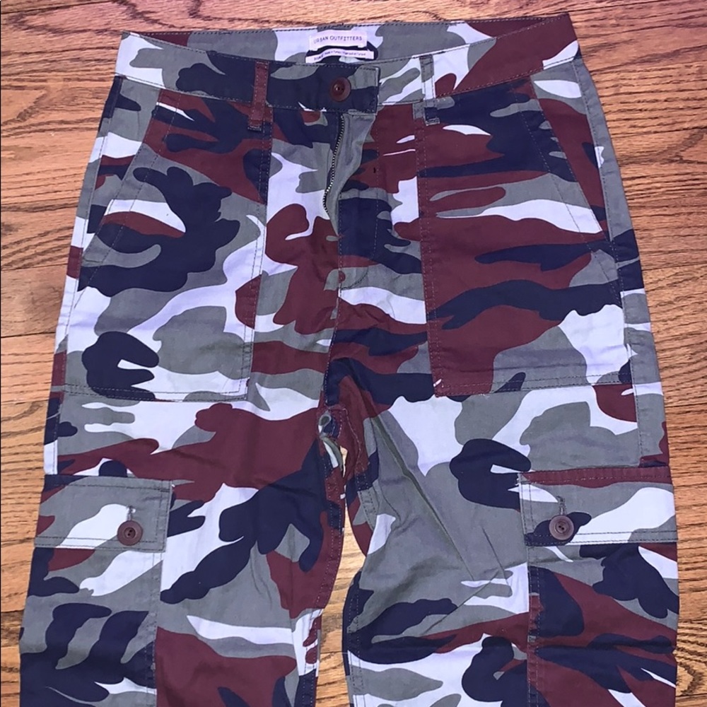 urban outfitters camo pants
